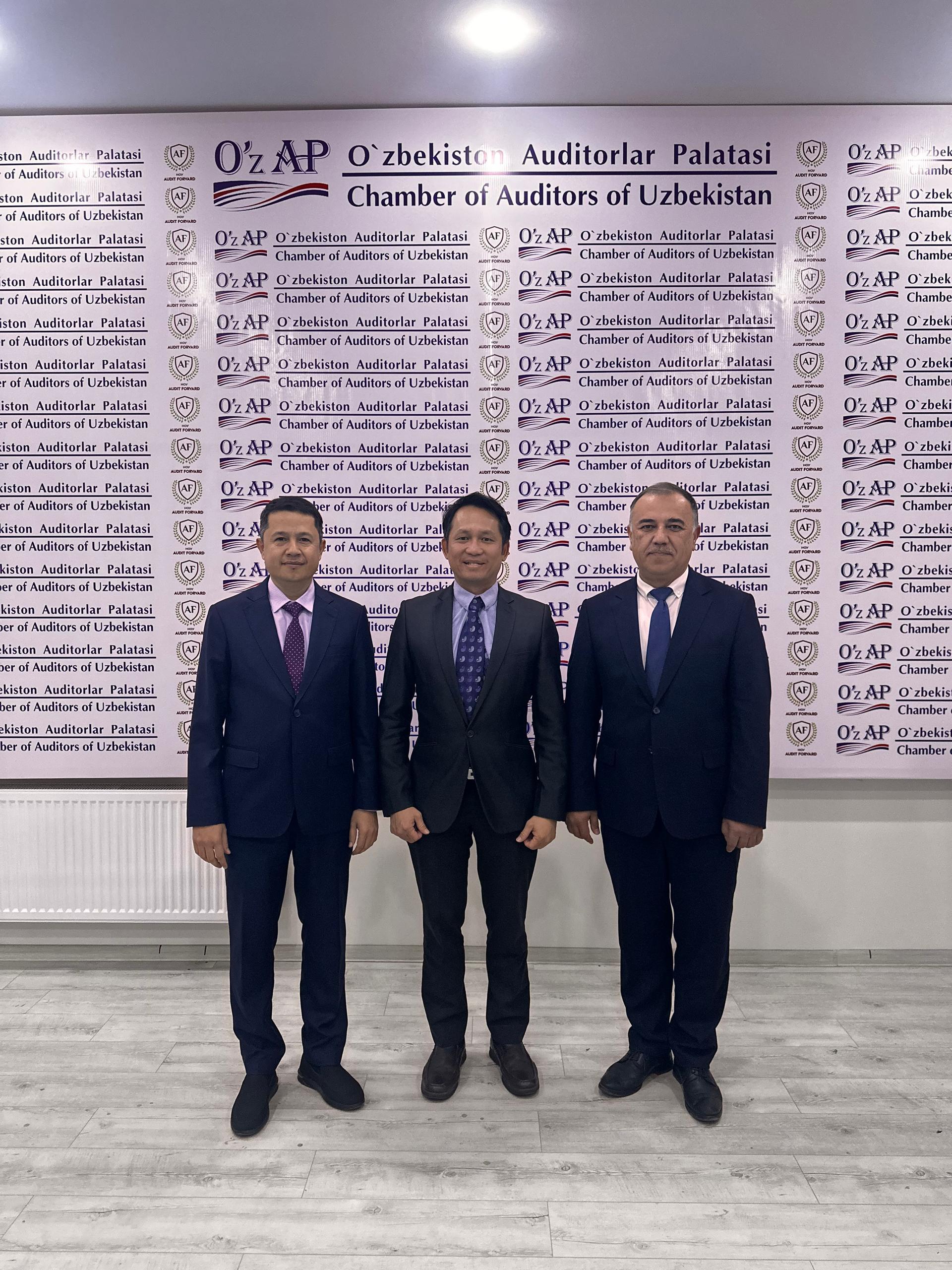 (Left to right) Mr. Farruh Rashidov, Chamber of Auditors of Uzbekistan’s Executive Director, Mr. Calvert Wong, AppAsia’s Executive Director, and Dr.Nematullah Karimov, Chamber of Auditors of Uzbekistan’s Chairman, at the Chamber of Auditors of Uzbekistan’s office. 